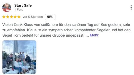 Gruppe von Personen posiert lächelnd für ein Foto im Freien.