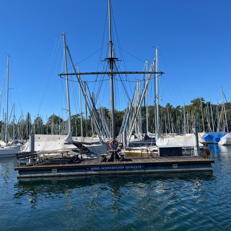 Yacht am Schwimmsteg