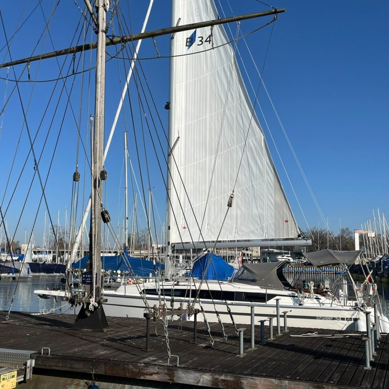 Yacht am Schwimmsteg